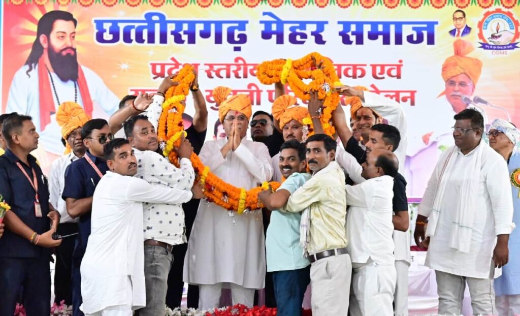 रायपुर : संतों ने लोगों को समानता के साथ जीने का मार्ग बताया: मुख्यमंत्री श्री बघेल