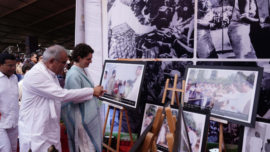 रायपुर : फोटो : भरोसा का सम्मेलन में प्रदर्शित फ़ोटो गैलरी में देश के पूर्व प्रधानमंत्री स्वर्गीय…
