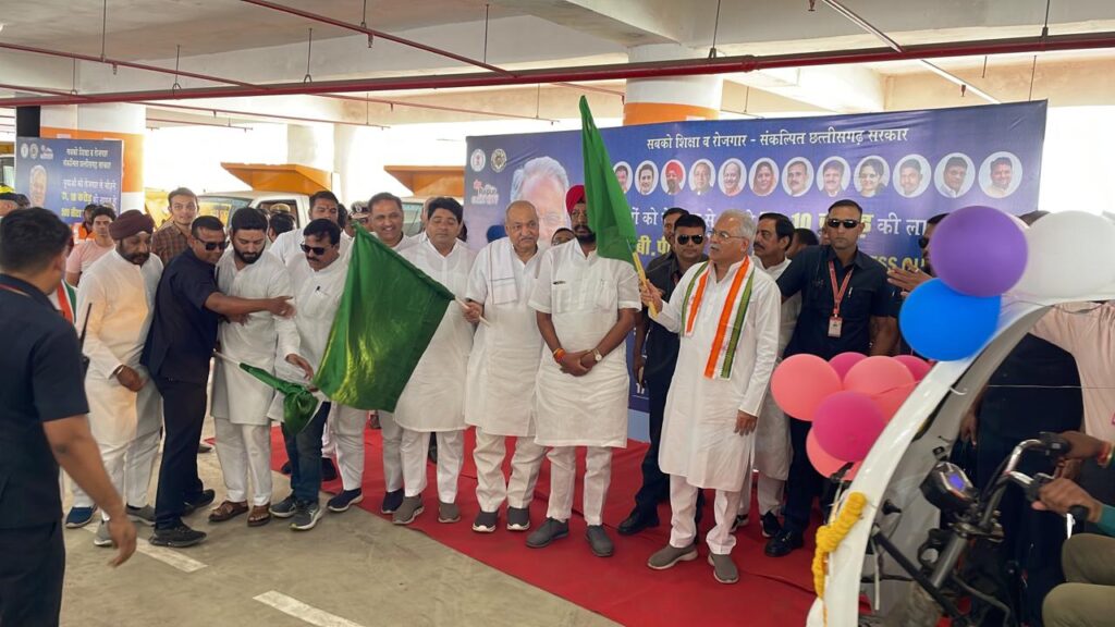 रायपुर : भेंट मुलाक़ात, उत्तर रायपुर विधानसभा : मुख्यमंत्री श्री बघेल ने नगर निगम रायपुर को 84 नए सफाई वाहनों की दी सौगात…