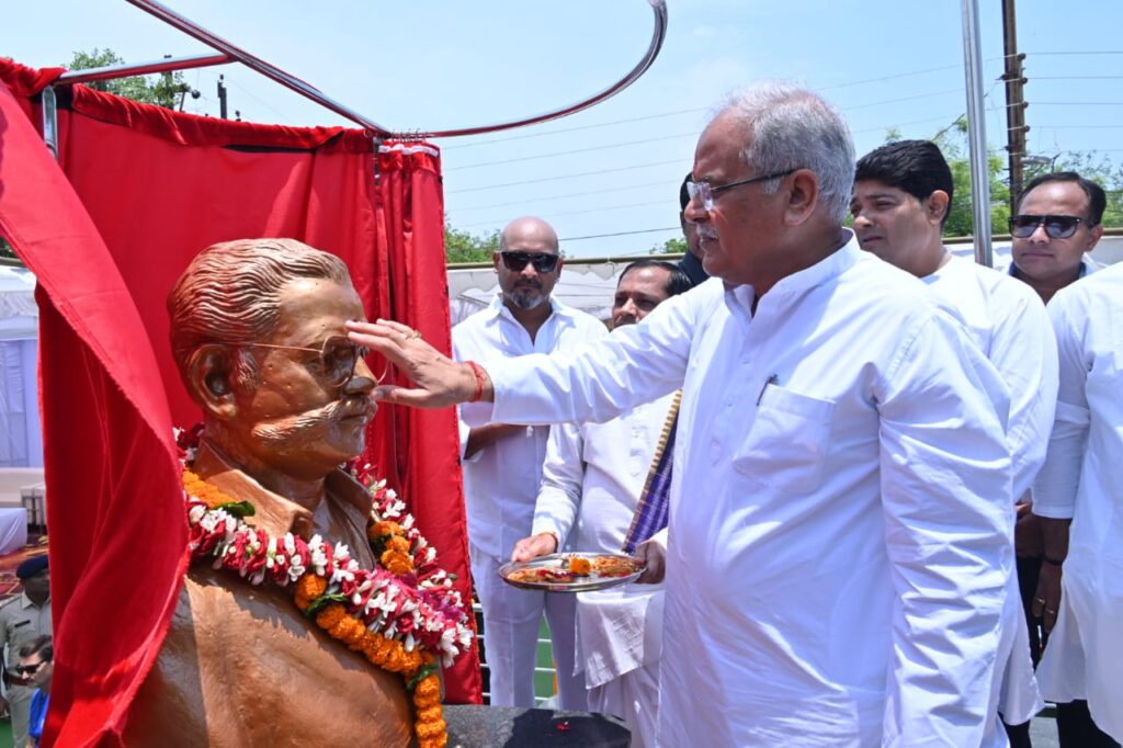 रायपुर : मुख्यमंत्री ने किया सतपथी चौक कटोरा तालाब में स्व.पं.लक्ष्मण जयदेव सतपथी की प्रतिमा का अनावरण…