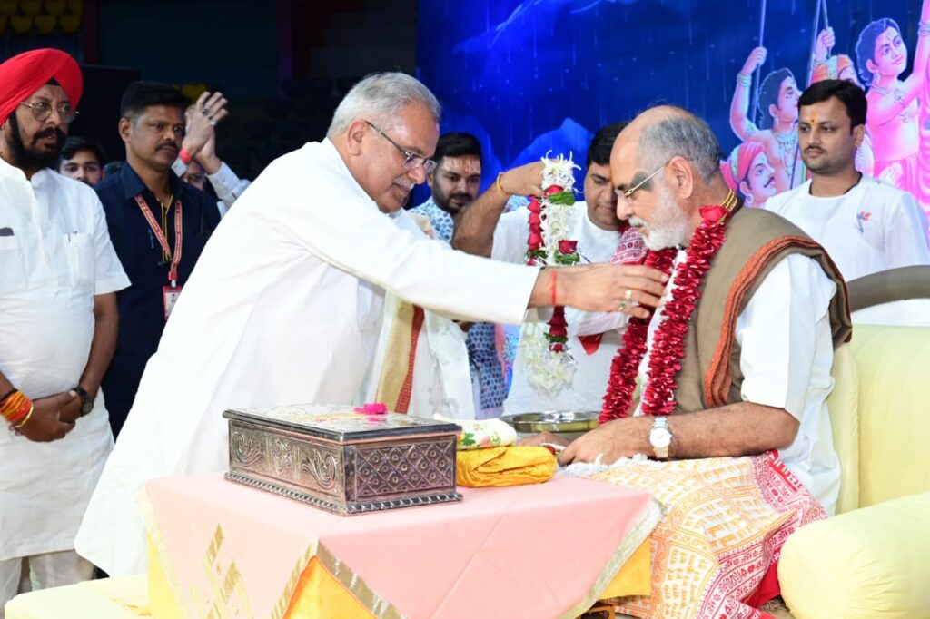 रायपुर : मुख्यमंत्री श्री भूपेश बघेल राजधानी रायपुर स्थित बलबीर सिंह जुनेजा इण्डोर स्टेडियम में आयोजित 108 पोथी श्रीमद भागवत कथा ज्ञान यज्ञ सप्ताह में शामिल हुए
