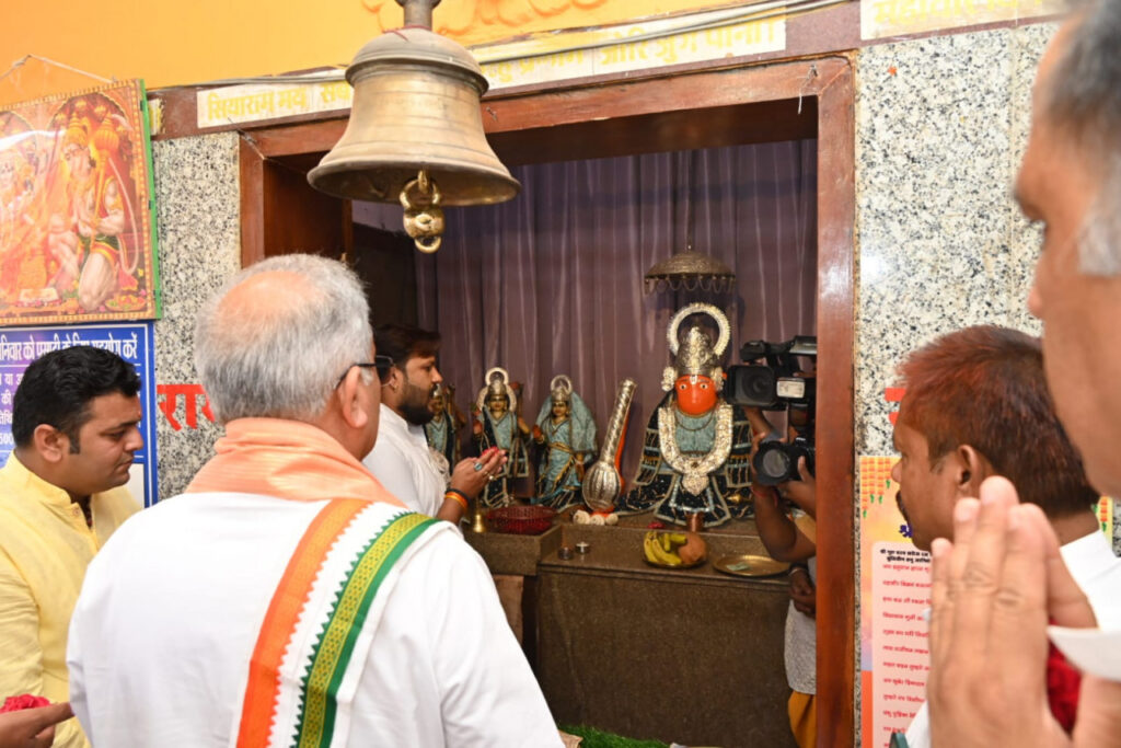 रायपुर : भेंट-मुलाकात, रायपुर उत्तर विधानसभा : मुख्यमंत्री श्री भूपेश बघेल ने राम जानकी मंदिर एवं मनोकामना सिद्ध हनुमान मंदिर में किये दर्शन…