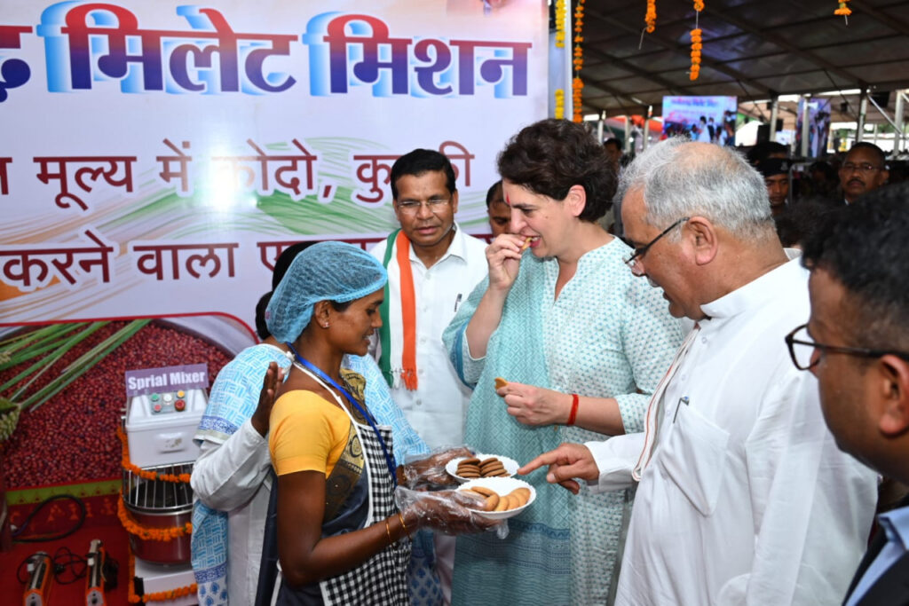 रायपुर : भरोसे का सम्मेलन में मुख्यमंत्री भूपेश बघेल के साथ पहुँची विशिष्ट अतिथि श्रीमती प्रियंका गांधी ने कहा..बस्तर के लोग अच्छे उनमें हुनर भी बेहतरीन..