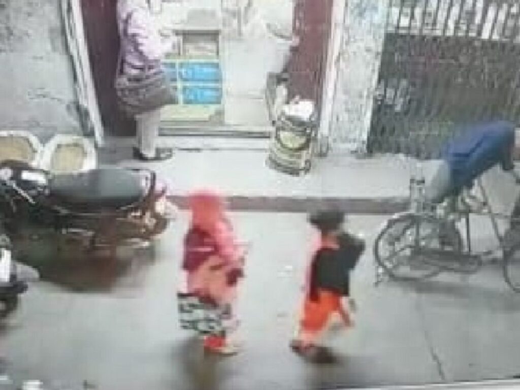 मंगलसूत्र और झूमके के बदले थमा दी थर्माकोल: जेवर बदलकर डबल सोना देने का झांसा, थर्माकोल के टुकड़ों को रुमाल में लपेटकर चंपत हुईं महिलाएं…