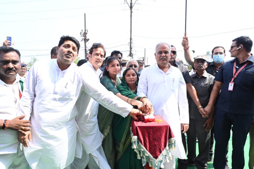 रायपुर : गुढ़ियारी गोगाँव में मुख्यमंत्री श्री बघेल ने किया छतीसगढ़ महतारी की आदमक़द प्रतिमा का अनावरण…