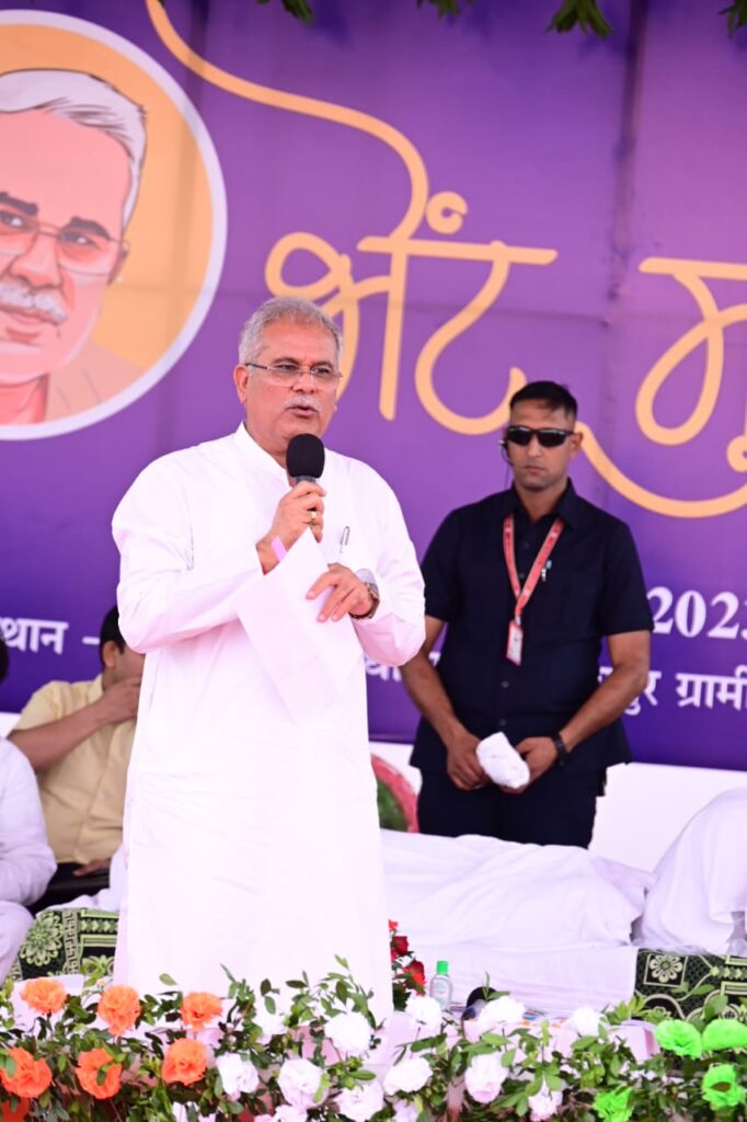 रायपुर : मुख्यमंत्री श्री भूपेश बघेल द्वारा रायपुर ग्रामीण विधानसभा के बोरियाखुर्द में आयोजित भेंट-मुलाकात में की गई घोषणाएं..