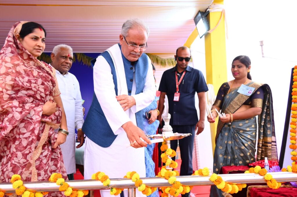 रायपुर : मुख्यमंत्री श्री भूपेश बघेल मुंगेली विधानसभा के ग्राम जरहागांव स्थित भेंट-मुलाकात स्थल पर पहुंचे…