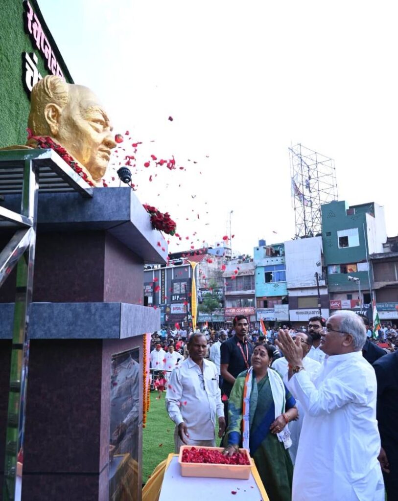 रायपुर : मुख्यमंत्री ने स्व. चंदूलाल चंद्राकर की प्रतिमा पर किया माल्यार्पण…