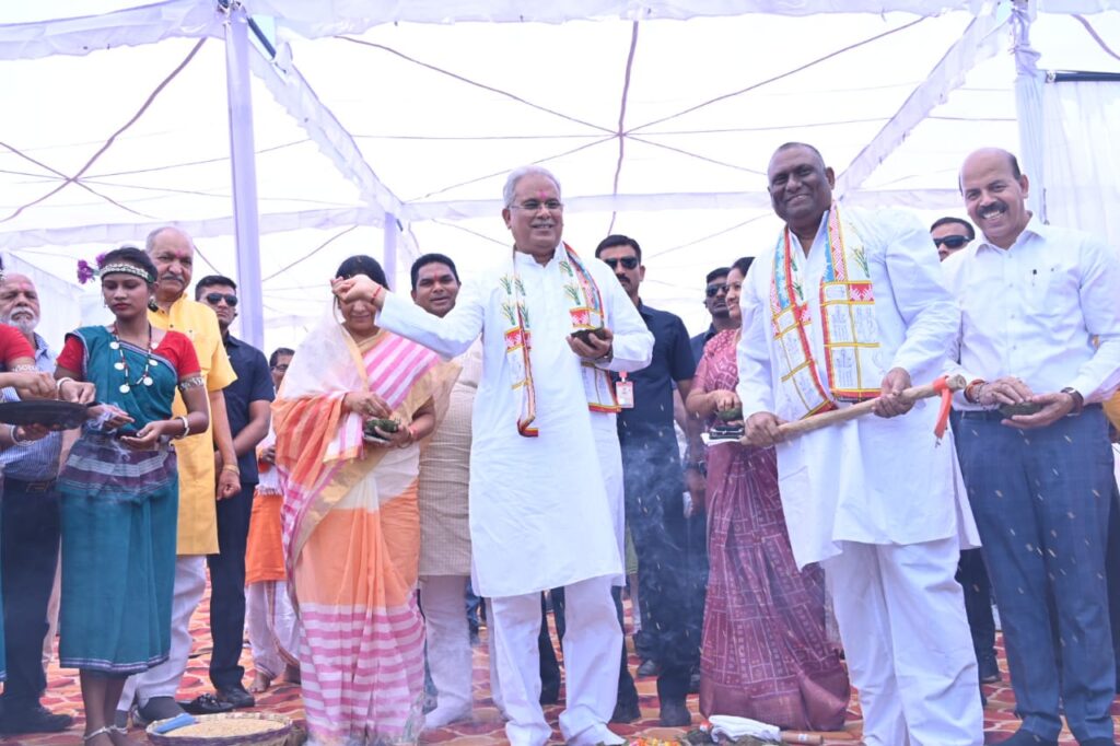 रायपुर : मुख्यमंत्री श्री भूपेश बघेल अक्ती तिहार एवं माटी पूजन दिवस कार्यक्रम में हुए शामिल…