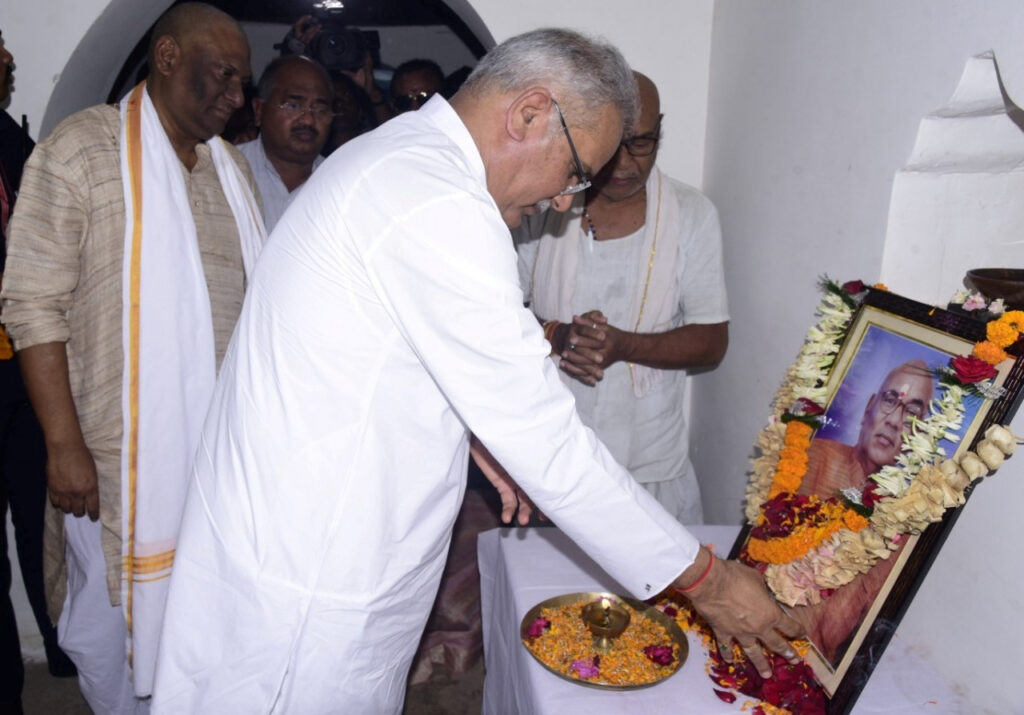रायपुर : मुख्यमंत्री श्री भूपेश बघेल ग्राम अकलतरी में स्वर्गीय श्री ओमप्रकाश शर्मा के तेरहवीं कार्यक्रम में हुए शामिल…
