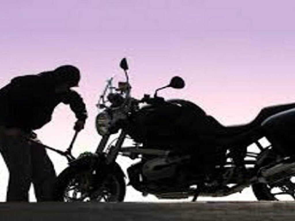 कंपनी की बाइक लेकर सेल्स मैनेजर फरार: बालाजी आयरन कंपनी ने मार्केटिंग के लिए दी थी बाइक, नौकरी से निकालने पर गाड़ी लेकर भाग गया…