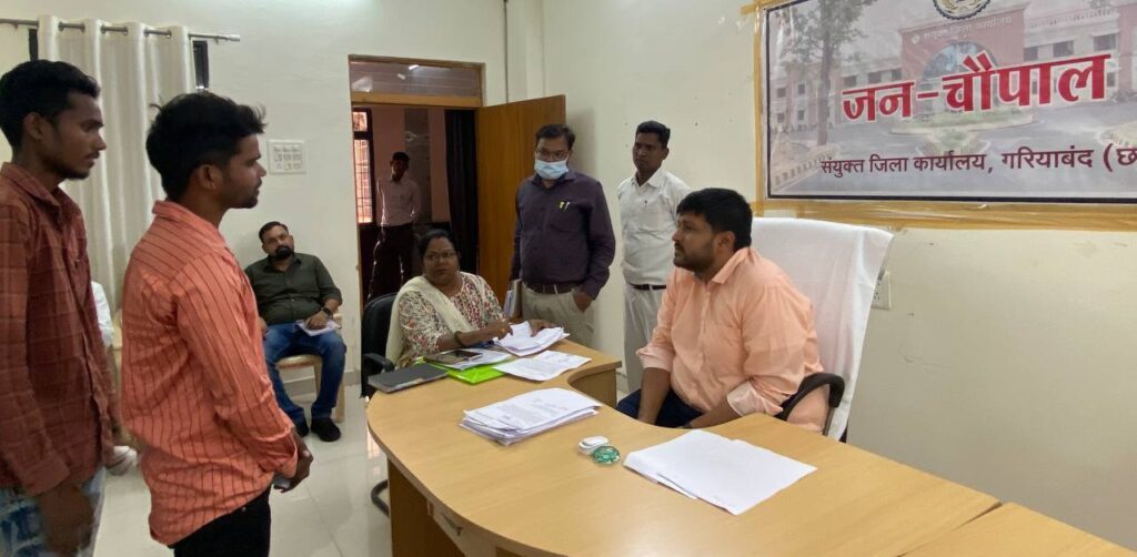 जनचौपाल में कलेक्टर ने सुनी आम नागरिकों की समस्याएं,मांग एवं शिकायतों से संबंधित 59 आवेदन मिले..