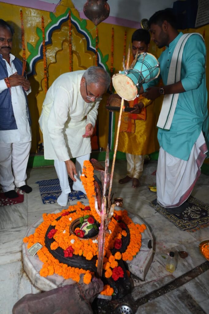 रायपुर : मुख्यमंत्री भूपेश बघेल ने मस्तूरी विधानसभा के ग्राम सीपत में स्थित प्राचीन शिव मंदिर में विधि-विधान से पूजा-अर्चना कर प्रदेशवासियों की सुख-शांति, समृद्धि और खुशहाली की कामना की..