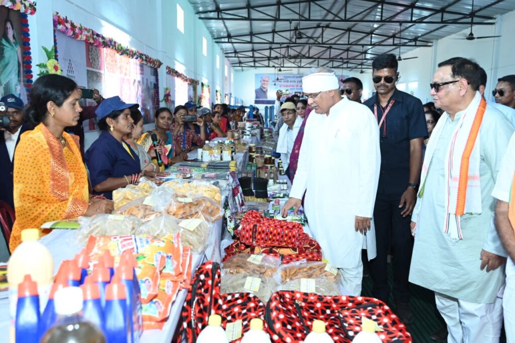 रायपुर : मुख्यमंत्री श्री भूपेश बघेल अछोटा स्थित रूरल इंडस्ट्रियल पार्क पहुंचे…