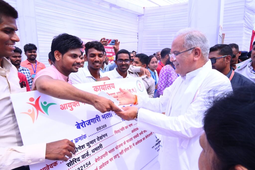 रायपुर : भेंट-मुलाकात में मुख्यमंत्री श्री भूपेश बघेल ने हितग्राहियों को चेक और सामग्रियों का किया वितरण…