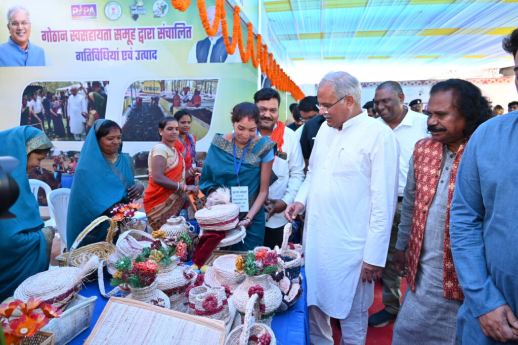 रायपुर : मुख्यमंत्री श्री भूपेश बघेल ने आभार सम्मेलन से पूर्व स्व-सहायता समूह की महिलाओं द्वारा उत्पादित वस्तुओं के स्टॉल का अवलोकन कर उत्पादों से जुड़ी जानकारी ली…