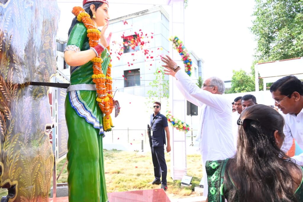 रायपुर : छत्तीसगढ़ की अस्मिता, स्वाभिमान और सम्मान की प्रतीक है छत्तीसगढ़ महतारी – मुख्यमंत्री श्री बघेल