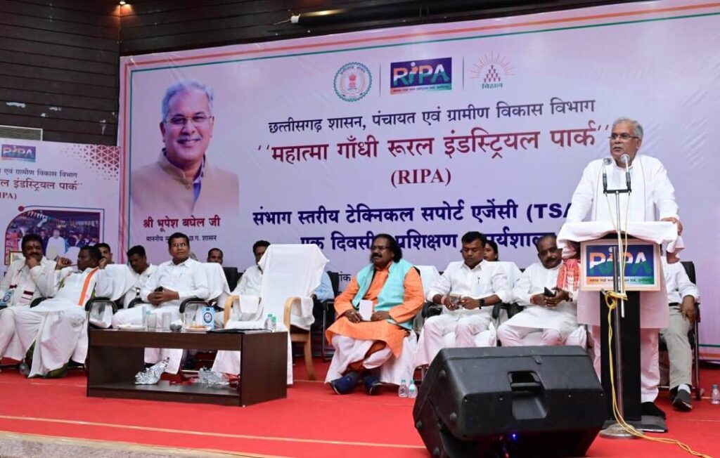 रायपुर : रीपा के जरिए ग्रामीण क्षेत्रों में हो रहा है रोजगार के अवसरों का सृजन: श्री भूपेश बघेल