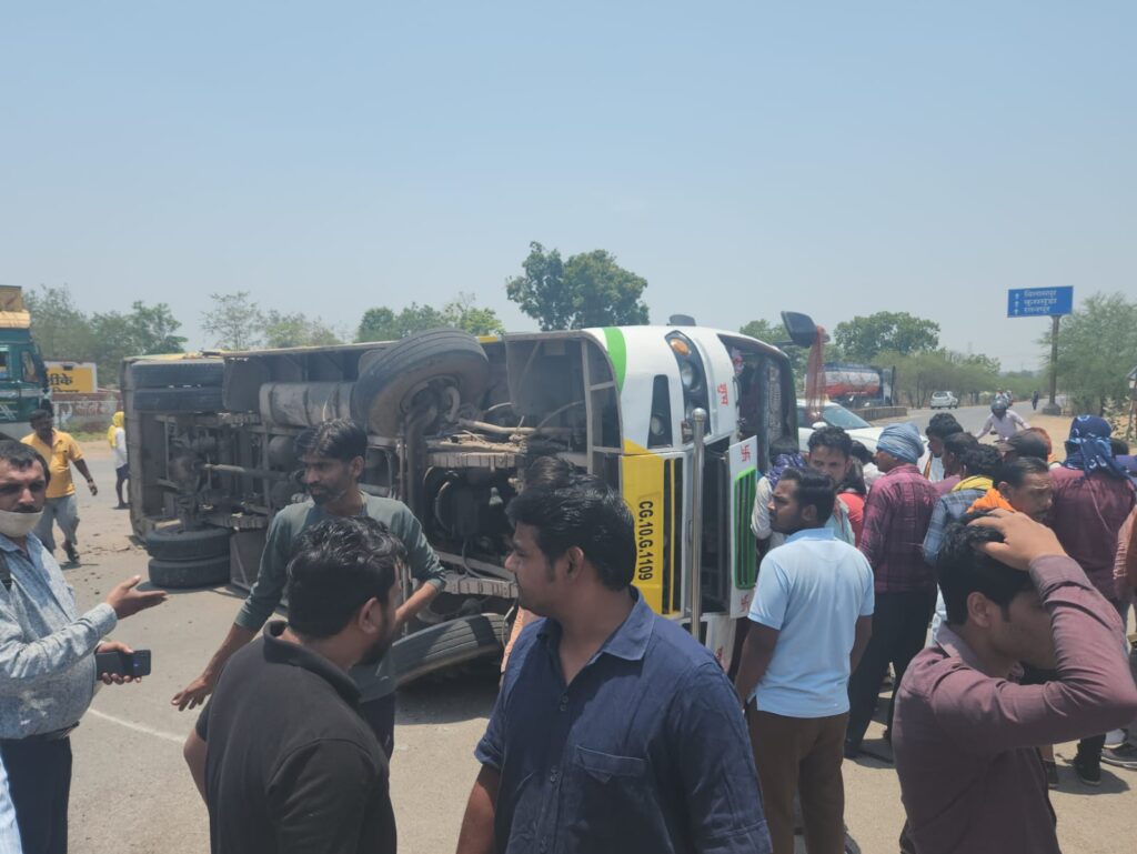 यात्री बस अनियंत्रित होकर पलटी: 12 से ज्यादा यात्री घायल, 3 की हालत गंभीर;पलटने के बाद सामने से आ रहे ट्रक में जा घुसी बस…
