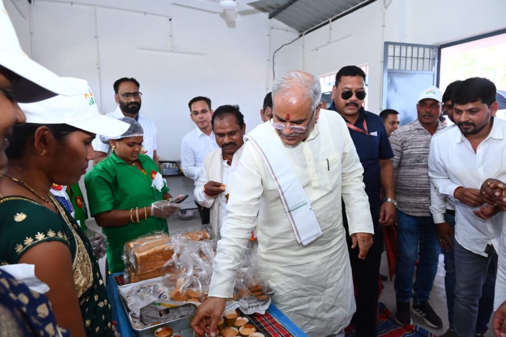 रायपुर : मुख्यमंत्री श्री भूपेश बघेल ने जनपद पंचायत मस्तूरी के बेलटूकरी स्थित रूरल इंडस्ट्रियल पार्क में आजीविका गतिविधियों का अवलोकन किया..