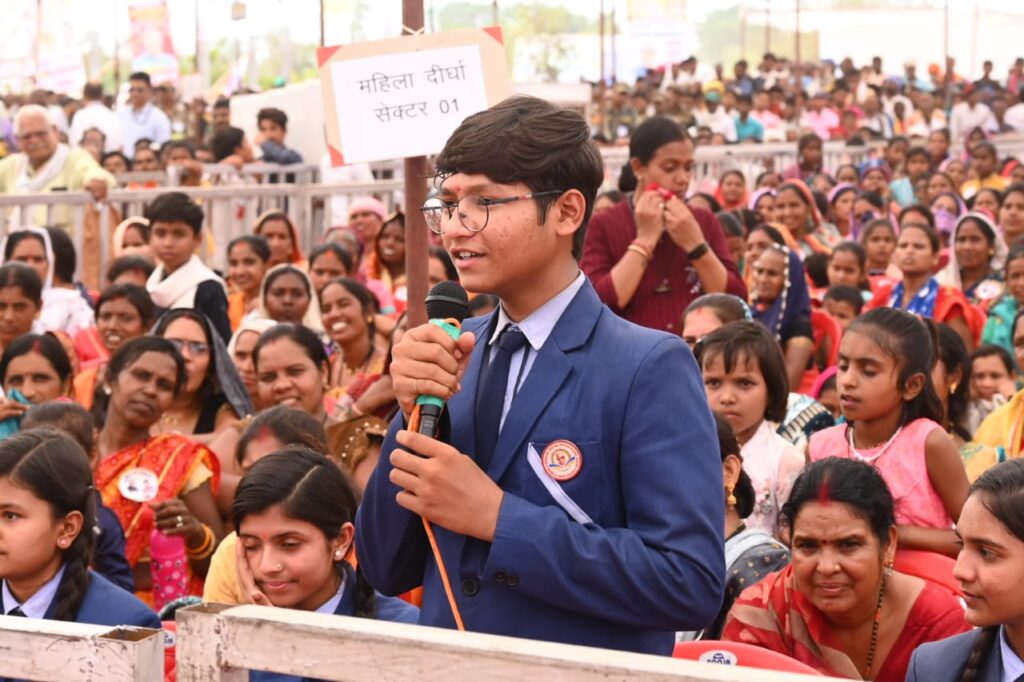 रायपुर : यशराज देवांगन स्वामी आत्मानंद अंग्रेजी माध्यम स्कूल में पढ़ते हैं, मुख्यमंत्री से अंग्रेजी में बात करते हुए यशराज ने बताया कि अच्छी पढ़ाई होती है..