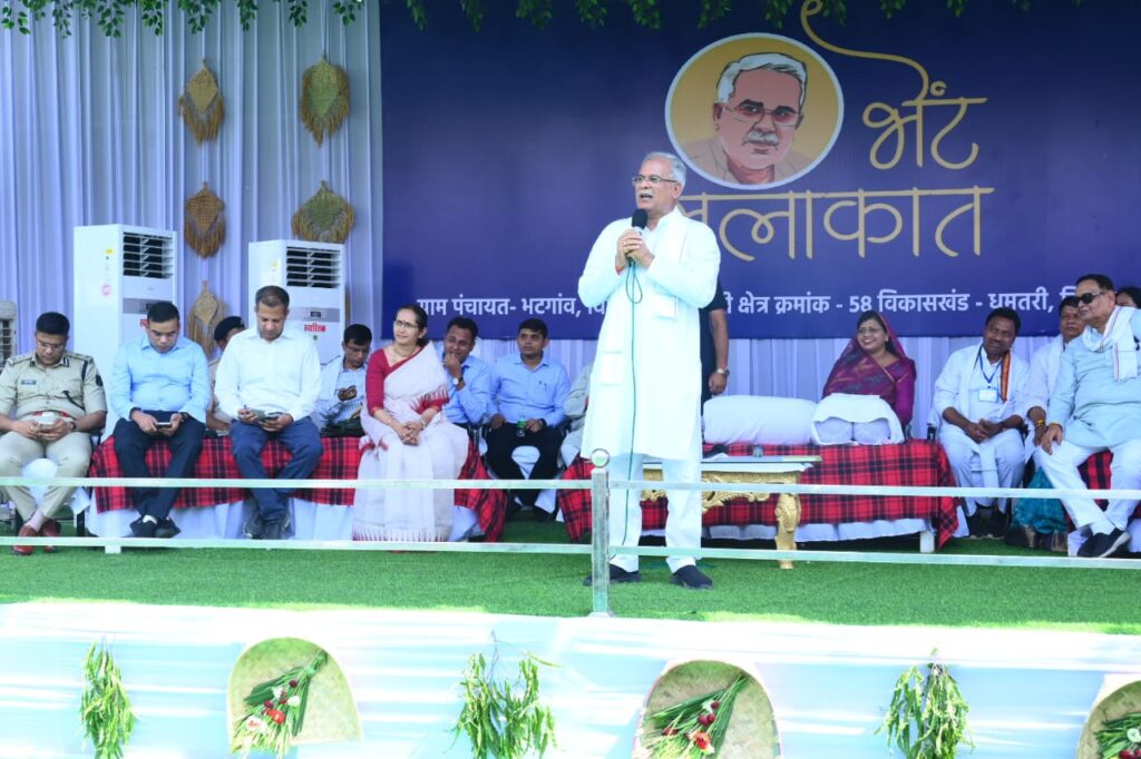 रायपुर : भेंट-मुलाकात को सम्बोधित करते हुए मुख्यमंत्री ने कहा कि पूर्व प्रधानमंत्री श्री राजीव गांधी के शहादत दिवस 21 मई को गोधन न्याय योजना तथा राजीव गांधी भूमिहीन कृषि मजदूर न्याय योजना की राशि का वितरण किया जाएगा…