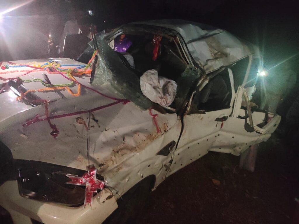CG NEWS: बारातियों से भरी स्कॉर्पियो पलटी, 2 की मौत: बाइक वाले को बचाने के चक्कर में हादसा, सड़क किनारे चली गई गाड़ी; 4 घायल…