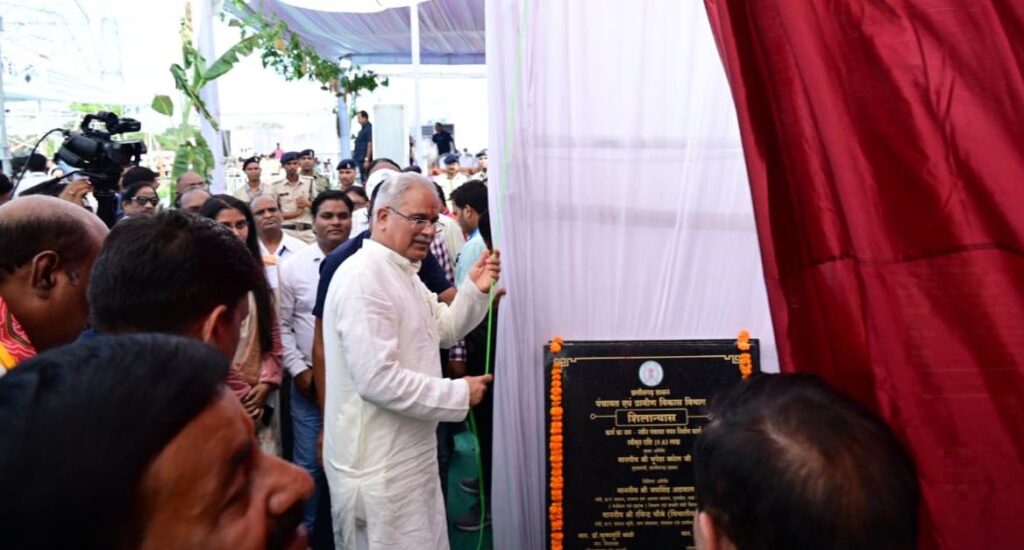 रायपुर : मुख्यमंत्री श्री बघेल ने मस्तूरी विधानसभा क्षेत्र में भेंट-मुलाकात के दौरान दी अनेक विकास कार्यों की सौगात…