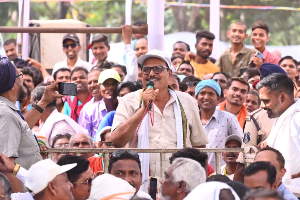 रायपुर : बेलतरा के निवासी श्यामसुन्दर सिन्हा ने मुख्यमंत्री से बात करते हुए बताया कि उनका ५५ हज़ार रुपए का कर्ज माफ़ हुआ