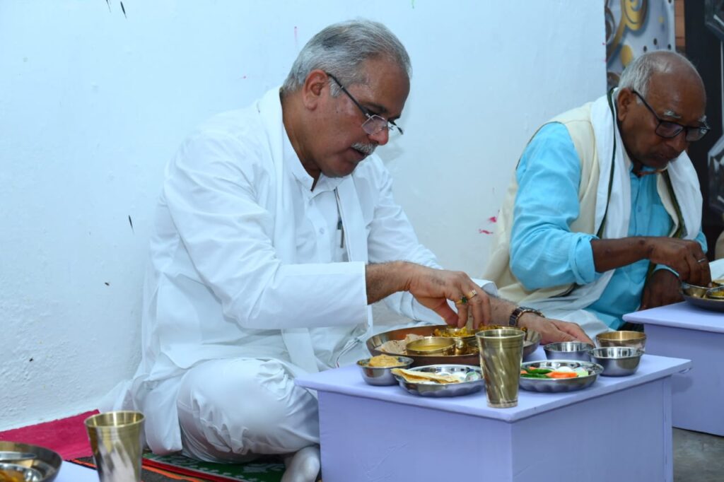 रायपुर : लक्ष्मीन बाई रामु निषाद के घर भोजन ग्रहण किया मुख्यमंत्री ने…