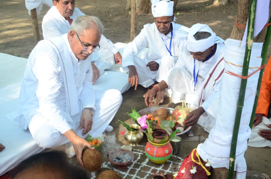  मुख्यमंत्री श्री भूपेश बघेल ने विधानसभा क्षेत्र रामपुर के ग्राम कुदमुरा में ठाकुरदेव का किया दर्शन…