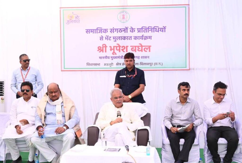 रायपुर : मुख्यमंत्री श्री बघेल ने सीपत में विभिन्न समाज के प्रतिनिधिमंडल से की मुलाकात…