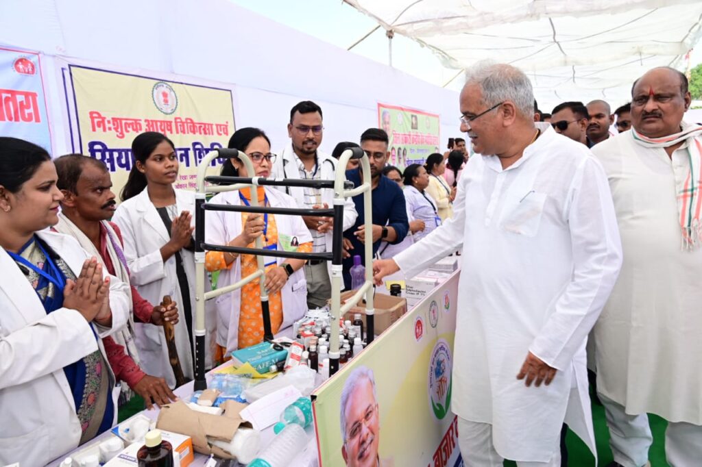 रायपुर : मुख्यमंत्री ने बेलतरा में विभिन्न योजनाओं के हितग्राहियो को समाग्री का वितरण किया…