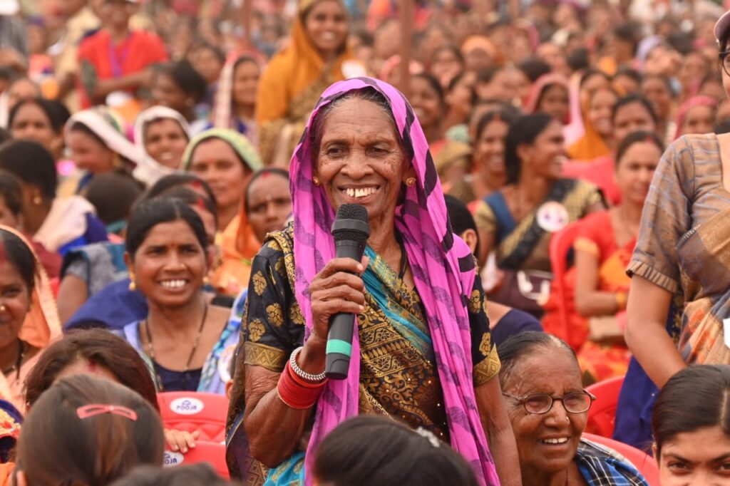 रायपुर : हाट बाजार क्लीनिक योजना से जुड़ा अपना अनुभव बताते हुए संतरीन ने बताया कि एक दिन बाजार में हाट बाजार योजना की गाड़ी खड़ी देखी…