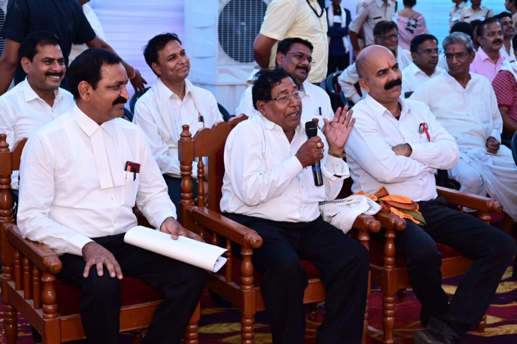 रायपुर : मुख्यमंत्री श्री भूपेश बघेल सिंगारपुर में सामाजिक प्रतिनिधियों से भेंट-मुलाकात कर रहे हैं…