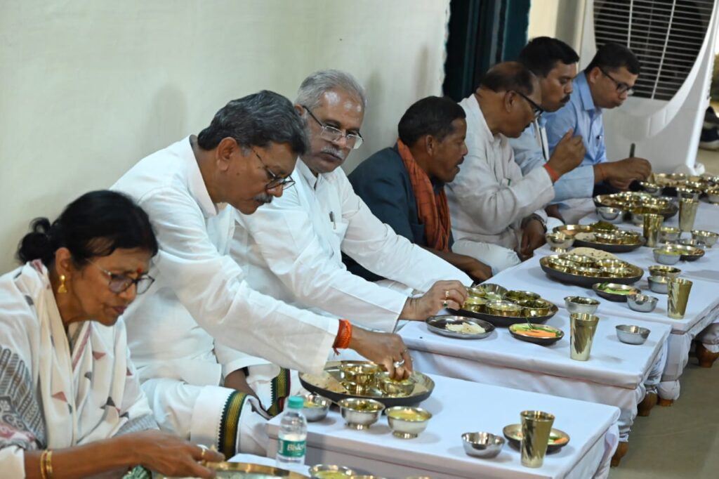 मुख्यमंत्री ने ग्राम चिर्रा निवासी किसान श्री सुभाष के घर स्वादिष्ट छत्तीसगढी व्यंजन भोजन का लिया स्वाद..