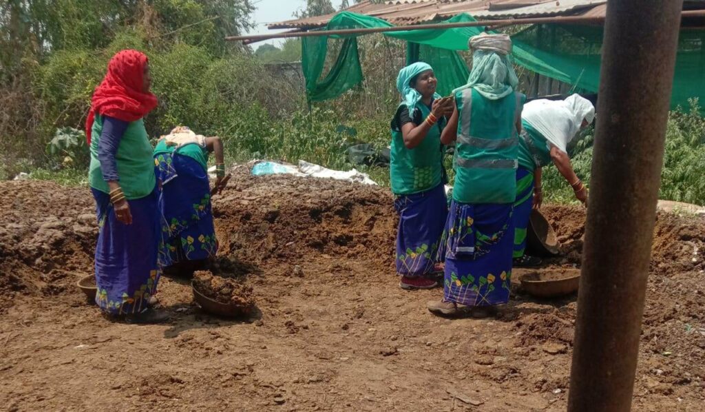 रायपुर : स्वच्छता दीदी भी जुड़ी गोधन न्याय योजना से…