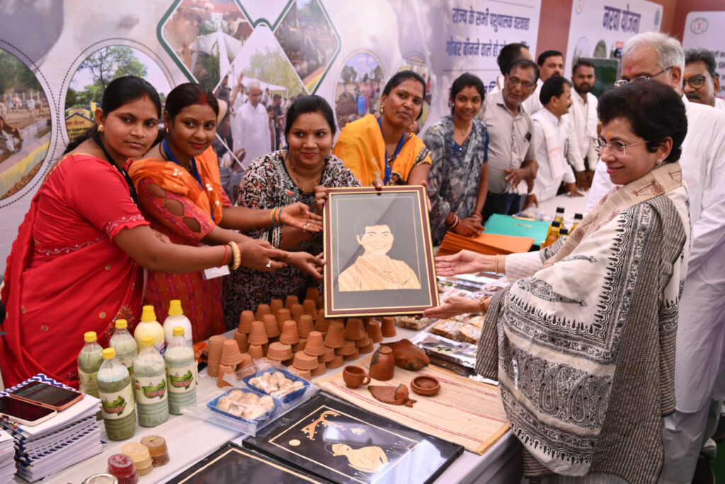 रायपुर : गौठान के महिला समूह ने मुख्यमंत्री श्री बघेल को गोबर से बनी पेंटिग एवं पूर्व केन्द्रीय मंत्री सुश्री शैलजा कुमारी को पैरा आर्ट भेंट की