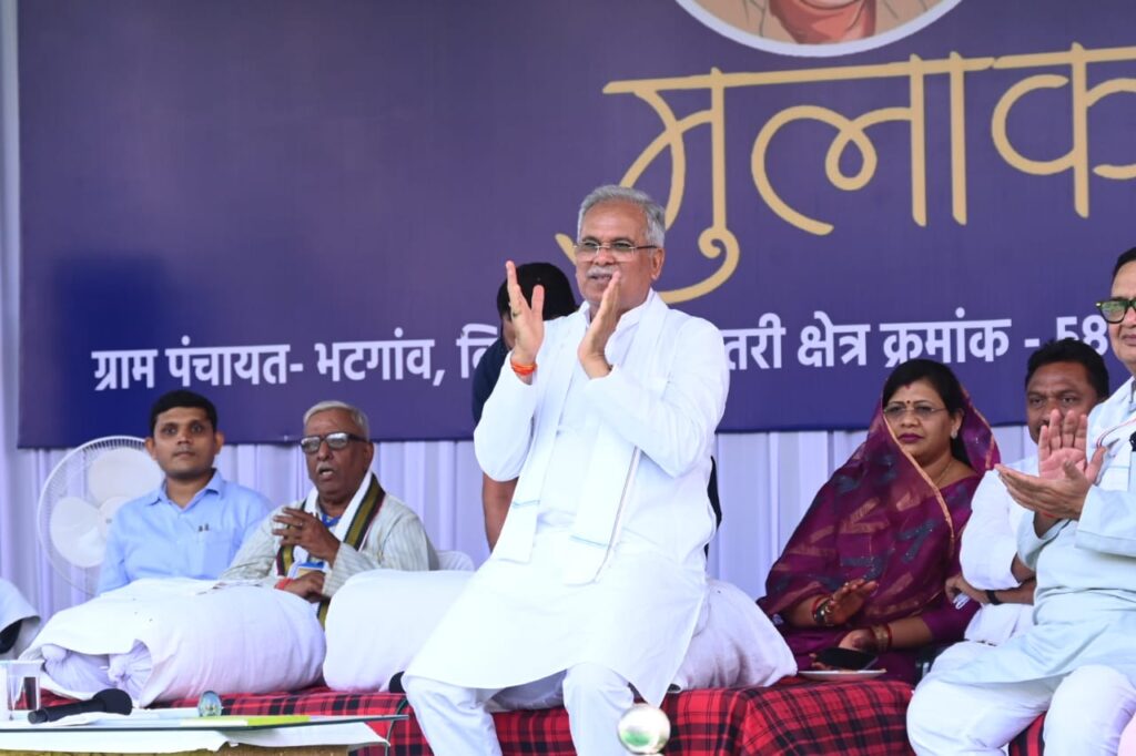 रायपुर : बच्चे गाते रहे मुख्यमंत्री प्रोत्साहन में ताली बजाते रहे..