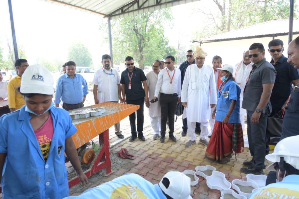 मुख्यमंत्री श्री बघेल ने रूरल इंडस्ट्रियल पार्क में लगे प्रसंस्करण केंद्र का अवलोकन किया…