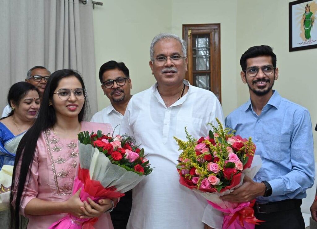 रायपुर : मुख्यमंत्री श्री बघेल से सीजी पीएससी-2021 के टॉपर्स कु. प्रज्ञा नायक ने की सौजन्य मुलाकात..