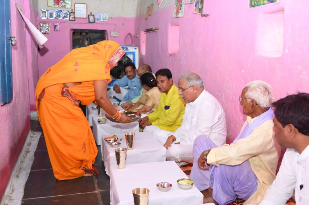 रायपुर : मुख्यमंत्री श्री भूपेश बघेल ने ग्राम कडार निवासी किसान श्री ढेलुराम साहू के घर स्वादिष्ट छत्तीसगढ़ी व्यजंनों का चखा स्वाद…