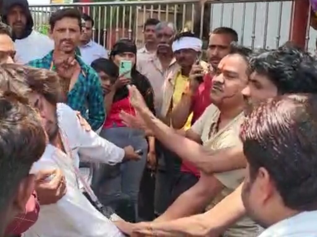 CG NEWS: दुकानदार पर फिर हमला, लोगों ने पकड़कर पीटा : सिगरेट लेने के बाद पैसे को लेकर हुआ विवाद; आरोपी बोला- ठीक से बात कर…