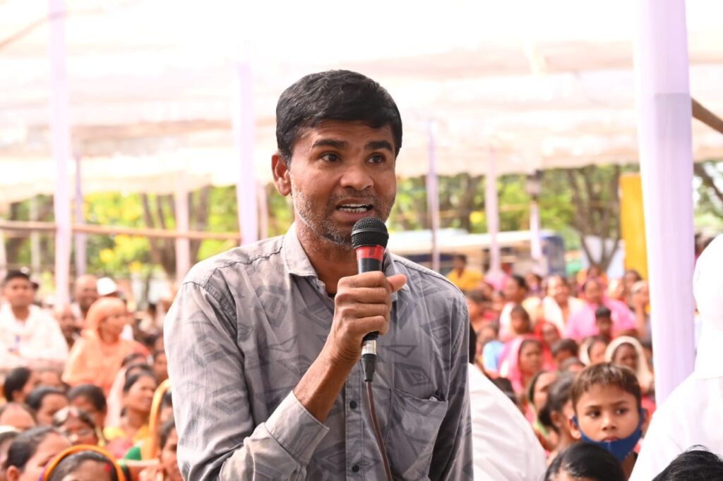 रायपुर : केशव कुर्रे ने मुख्यमंत्री को बताया कि वो 2016 से खनिज कार्यालय में दैनिक वेतन भोगी के रूप में काम कर रहा है…