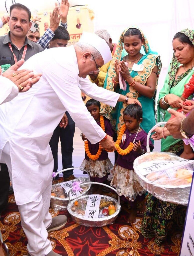 रायपुर : मुख्यमंत्री ने जुड़वा बहनों को भेंट किया सुपोषण किट