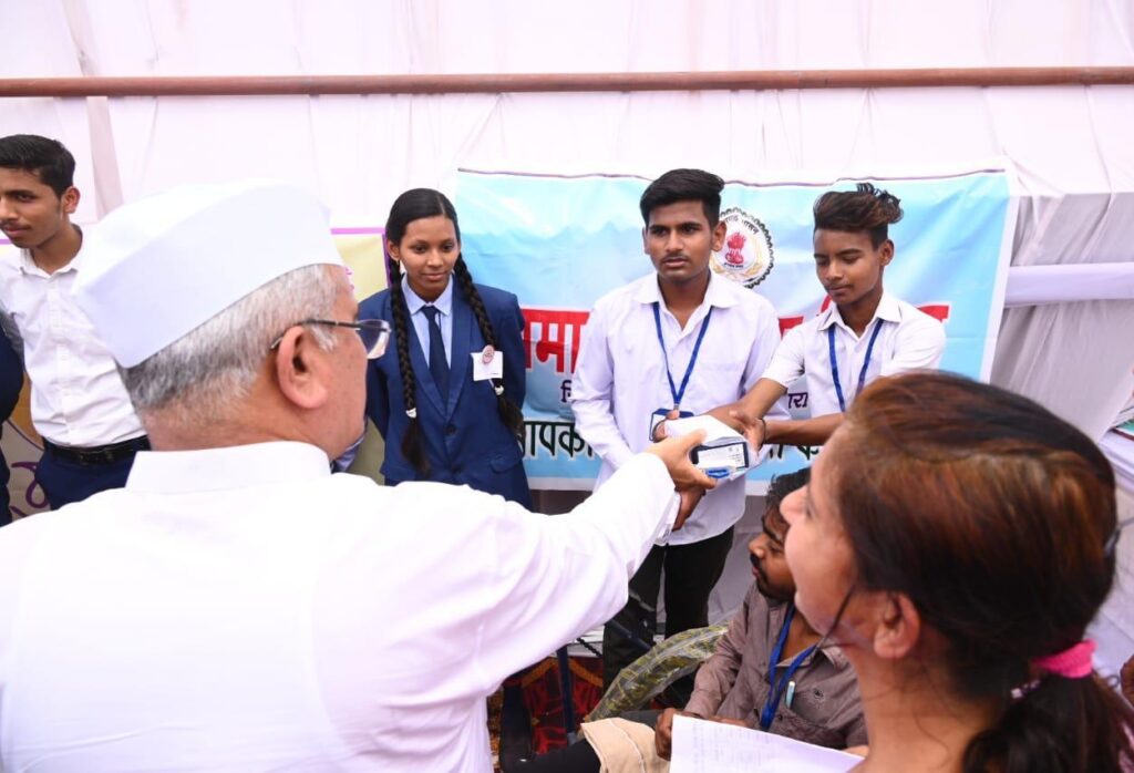 रायपुर : मुख्यमंत्री ने मेधावी छात्र-छात्राओं को हाथ घड़ी दे कर सम्मानित किया…
