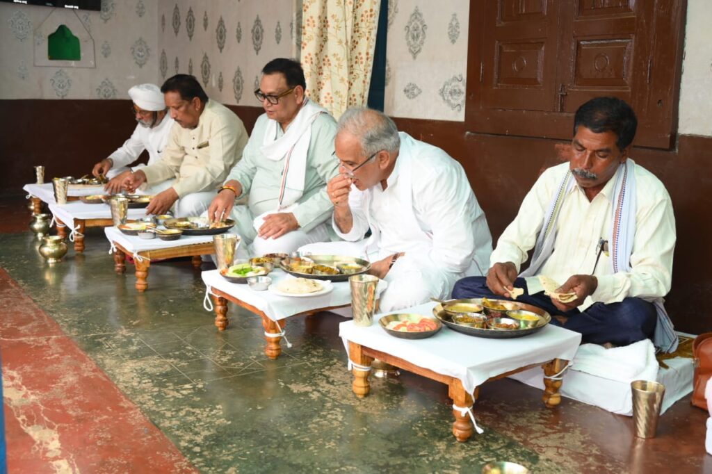 रायपुर : मुख्यमंत्री ने ग्राम भटगांव निवासी किसान श्री लखन लाल साहू के घर स्वादिष्ट छत्तीसगढ़ी भोजन का लिया स्वाद..