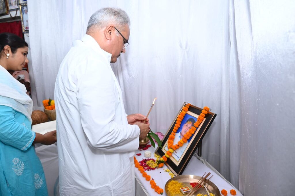 रायपुर : मुख्यमंत्री श्री भूपेश बघेल पहुँचे ग्राम सोरम, शोक-संतप्त परिवारों को दी सांत्वना
