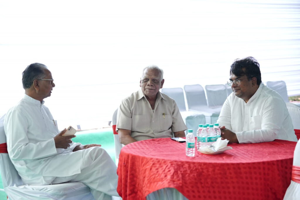 रायपुर : मुख्यमंत्री श्री भूपेश बघेल के रायपुर निवास में मेहमानों का आना शुरू…