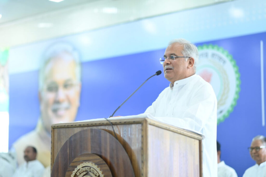 रायपुर : मुख्यमंत्री ने सभी मेहमानों का अपने निवास पर स्वागत करते हुए कहा कि मैने आप सबके घर भोजन किया था, जिस स्नेह और अपनत्व से आप लोगों ने मेरा स्वागत किया उससे में अभिभूत हूँ…